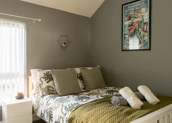 Vibrant City Centre Townhouse With Free Parking Rare Outdoor Patio