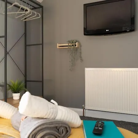 Vibrant City Centre Townhouse With Free Parking Rare Outdoor Patio Belfast Exterior photo