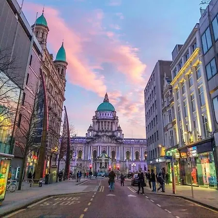Vibrant City Centre Townhouse With Free Parking Rare Outdoor Patio Belfast Exterior photo